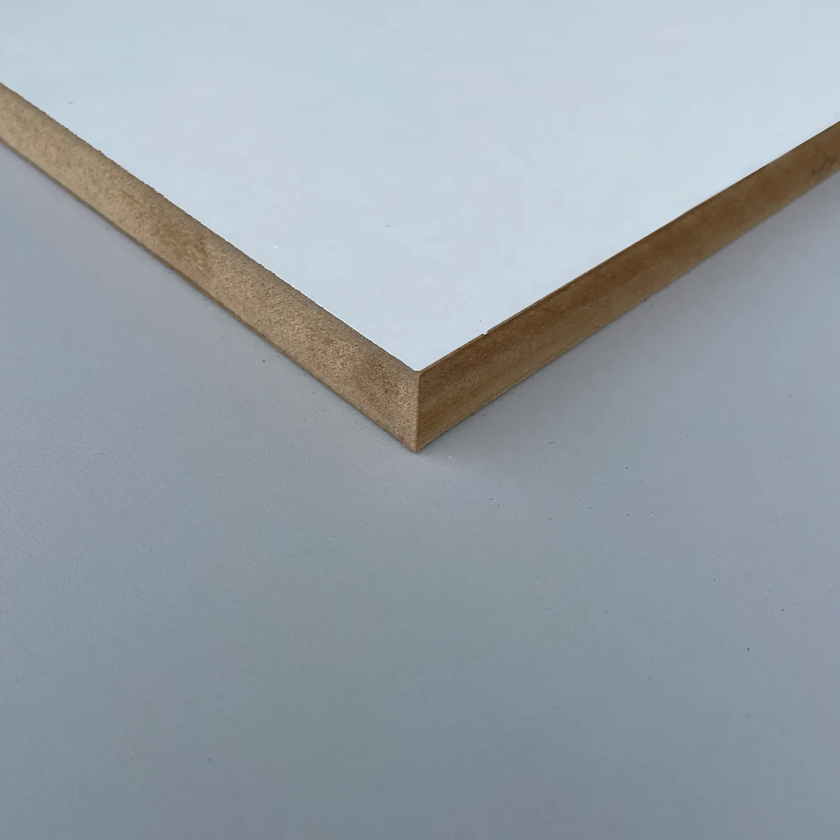 BÚTORLAP EGYOLDALT LAMINÁLT MDF 18MM