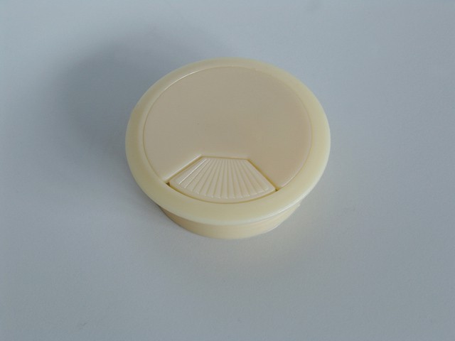 IRODAI KELLÉK KÁBELKIVEZETŐ 30102 KRÉM 60MM